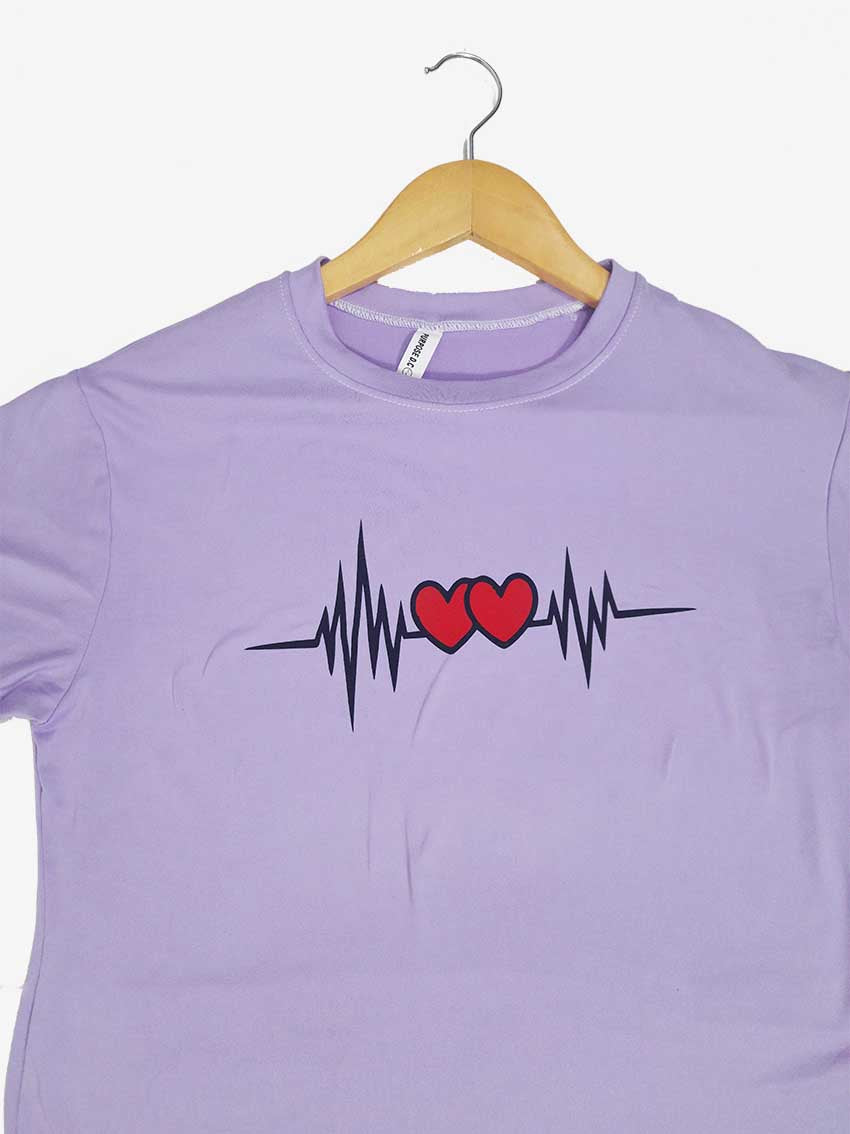 Camiseta para Dama en Piel de Durazno – Lila con Diseño de Latido y Corazones