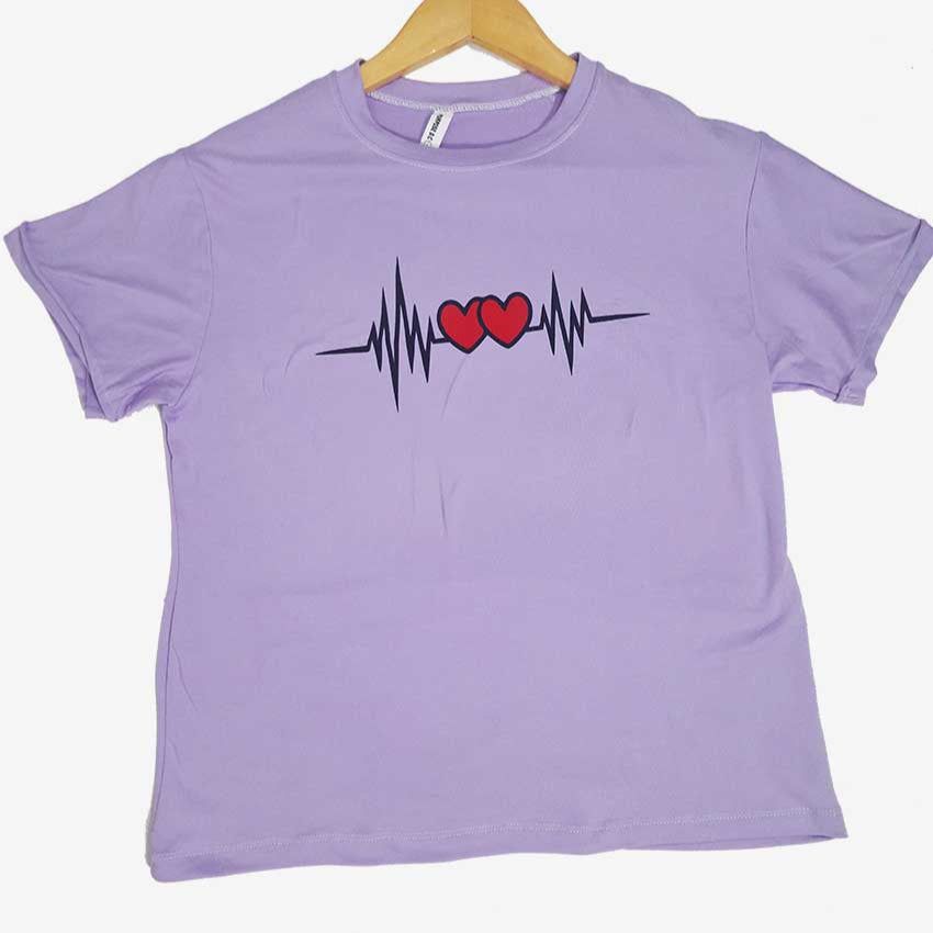 Camiseta para Dama en Piel de Durazno – Lila con Diseño de Latido y Corazones