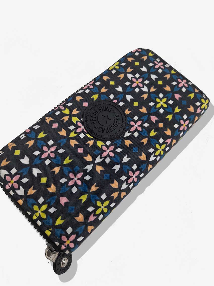 Billetera Kipling Estampado Étnico Floral – Estilo Geométrico Multicolor.