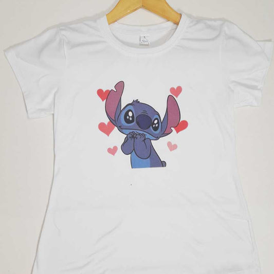 Camiseta para Dama en Piel de Durazno – Blanca con Estampado de Stitch y Corazones