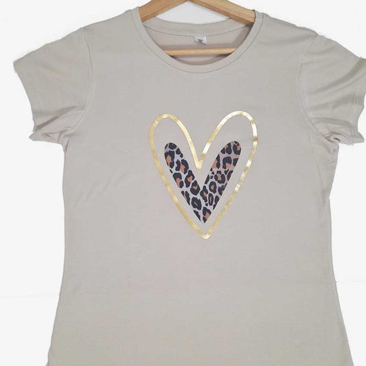Camiseta para Dama en Algodón Licrado – Color Camel con Corazón Print