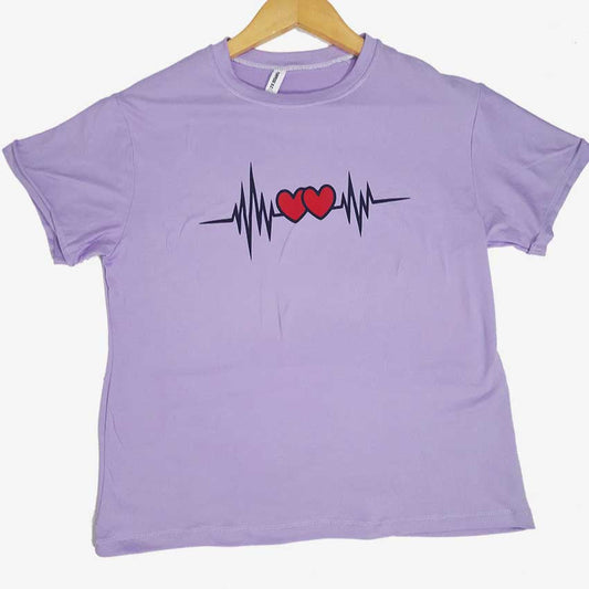 Camiseta para Dama en Piel de Durazno – Lila con Diseño de Latido y Corazones