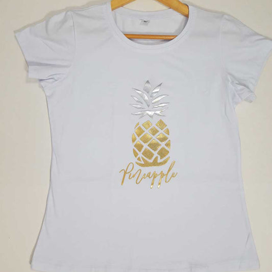 Camiseta para Dama en Algodón Licrado – Blanca con Piña Metálica Dorada y Plateada
