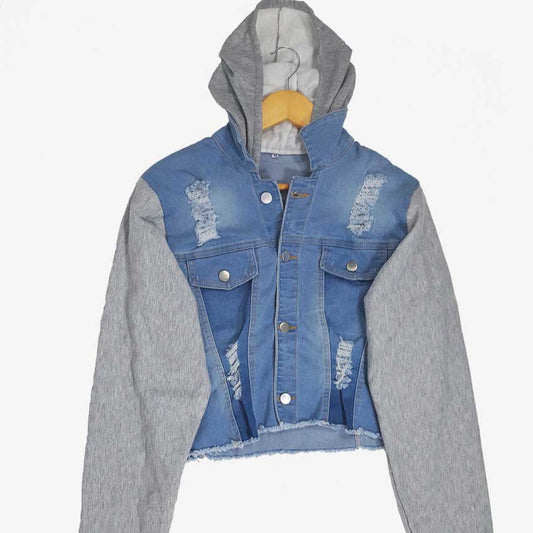 Chaqueta Dama Estilo Urbano – Mezclilla Azul con Mangas y Capucha en Algodón Gris